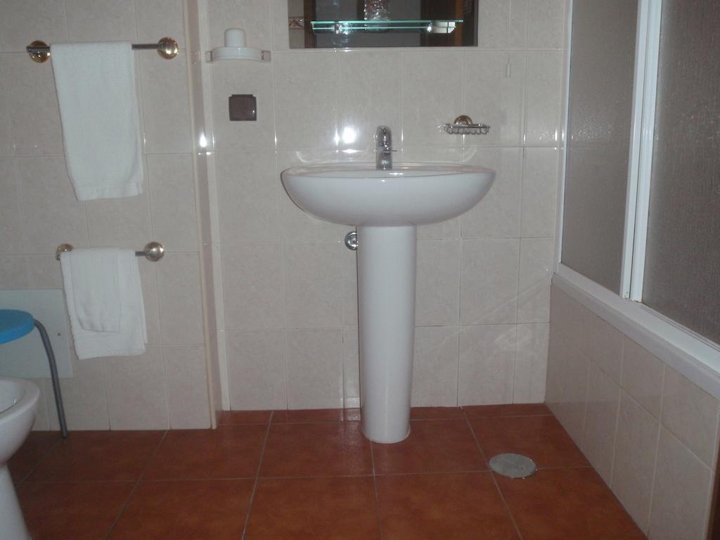 Hotel Romba Оурике Стая снимка